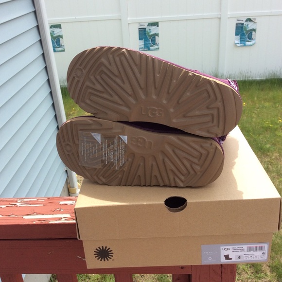 Ugg Bailey Bow II  embroidered - Picture 3 of 5